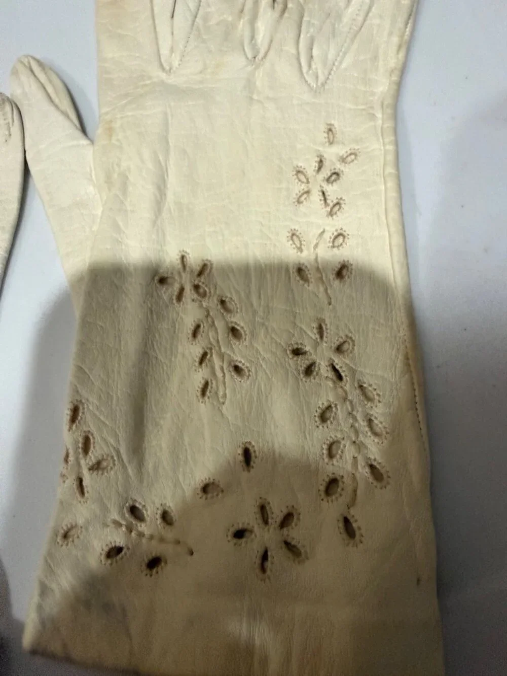 Vintage Ivory Leather Gloves With Floral Cutout Design Womens Size M Soft & Deli